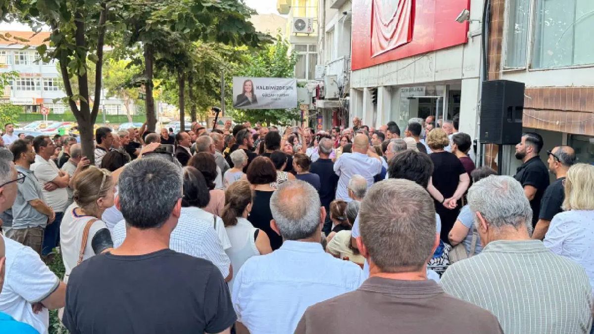 YENİ Parti Manisa İl Örgütü, Özalper'in tutuklanmasını protesto etti — Cumhuriyet — Son Dakika haberinde yayımlanan fotoğraf