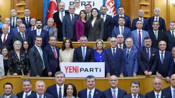 YENİ Parti milletvekilleri Özgür Özel'e ortak destek açıklaması yayımladı — Cumhuriyet — Son Dakika haberinde yayımlanan fotoğraf
